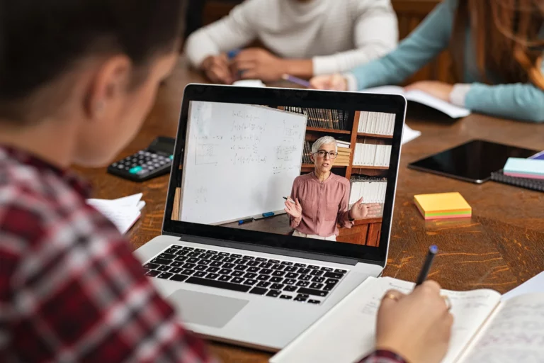 Exploring the Benefits of Online College Courses